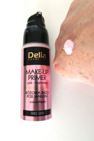delia makeup primer op hand roze