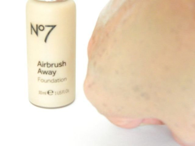 Review- No7 Airbrush Away Foundation 6 n0 7airbrush away hand uitgesmeerd