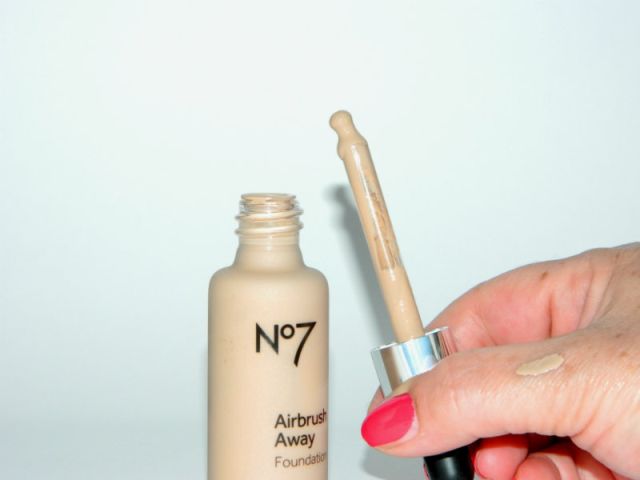 Review- No7 Airbrush Away Foundation 4 no7 pipet